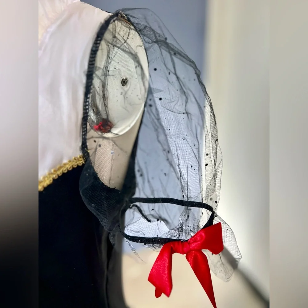 The Queen of Hearts/ The Red Queen Women’s Costume - Picture 5 of 14